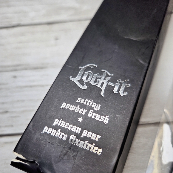 Kat Von D Black and White Setting Powder Brush #20 - Picture 2 of 6